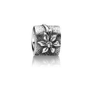 {Pandora} DISCONTINUED poinsettia charm